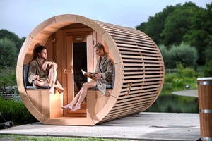 Een jong stel aan het genieten in een designbarrel met een designdak van Happy Timber